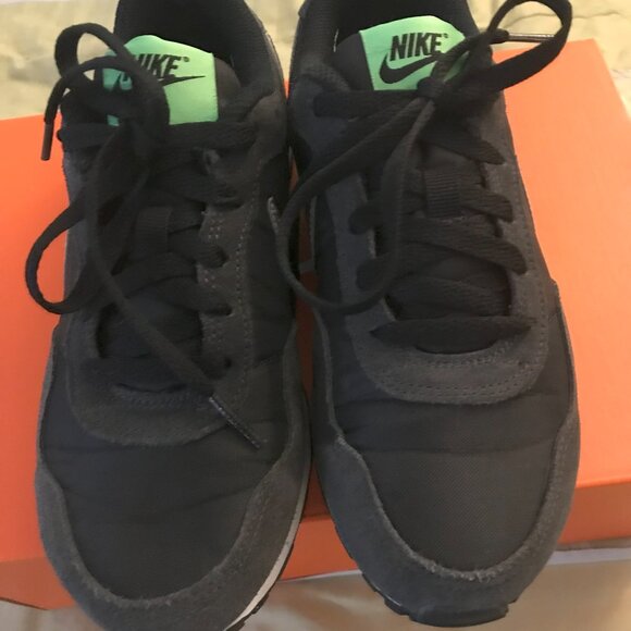 Nike MD Runner shoes for Boys, Navy Green, size 4.5Y, pre-owned, new condition - Picture 1 of 7